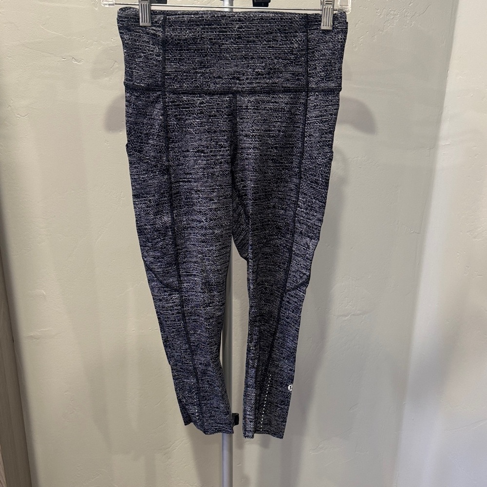 Lululemon Black/White Capri Leggings - Size 6 GUC